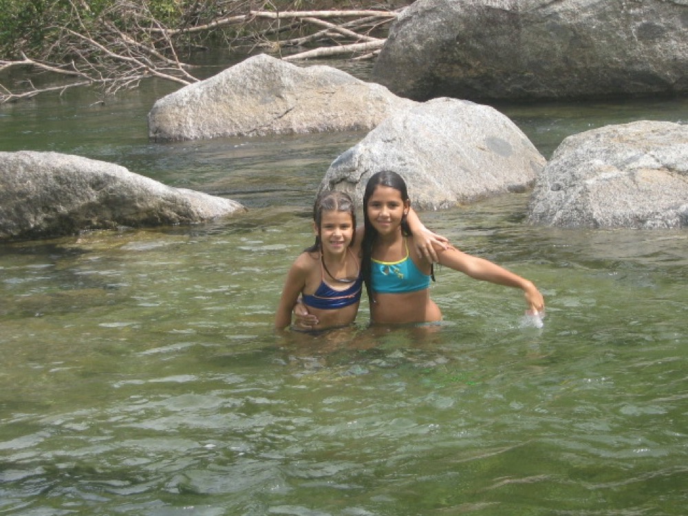Marce y Andre en el rio