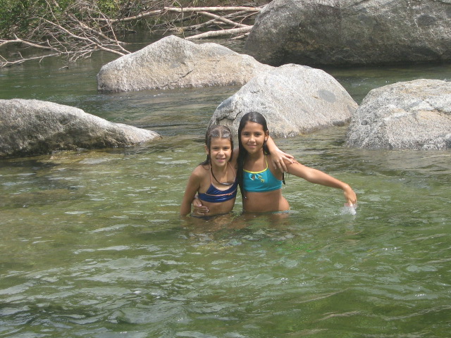 Marce y Andre en el rio